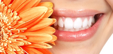 sorriso bianco di donna con fiore